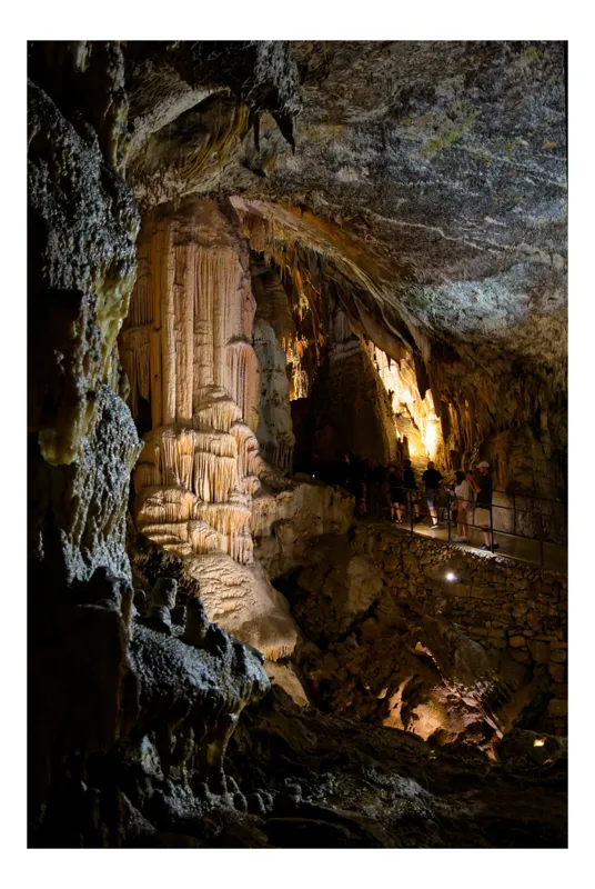 Tablou Canvas, "Lumini și umbre în adâncul peșterii", Forme, Lumină, Piatră, Peșteră, Stalactite, Stalagmite, Texturi, Umbre, Frumusețe., 39 x 54 cm