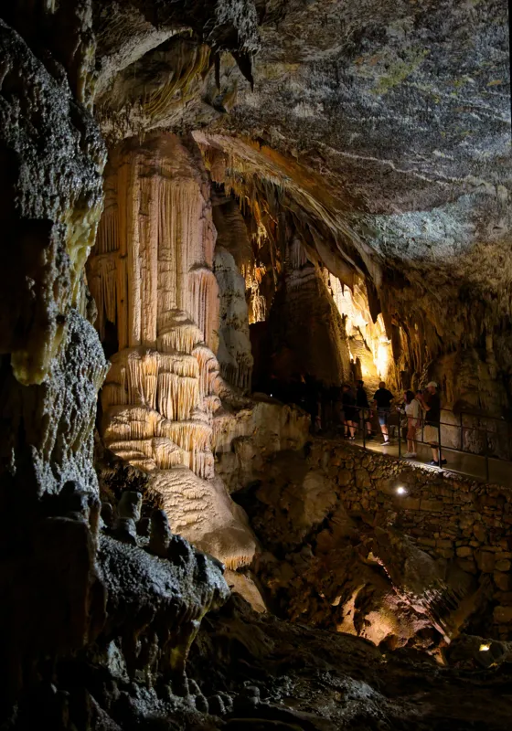 Tablou Canvas, "Lumini și umbre în adâncul peșterii", Forme, Lumină, Piatră, Peșteră, Stalactite, Stalagmite, Texturi, Umbre, Frumusețe., 70 x 100 cm – poza 2