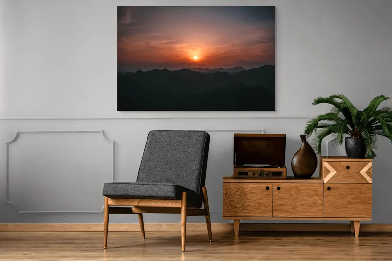 Tablou Canvas, "Soarele apus peste munții misterioși", Apus, Munți, Siluetă, Cer, Noros, Portocaliu, Calm, Întindere, Umbre., 150 x 100 cm – poza 8