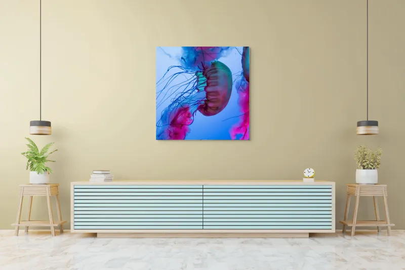 Tablou Canvas, "Dansul meduzelor în lumina oceanului", Meduze, Culori, Strălucire, Albastru, Roz, Tentacule, Apă, Lumină, 100 x 100 cm – poza 5
