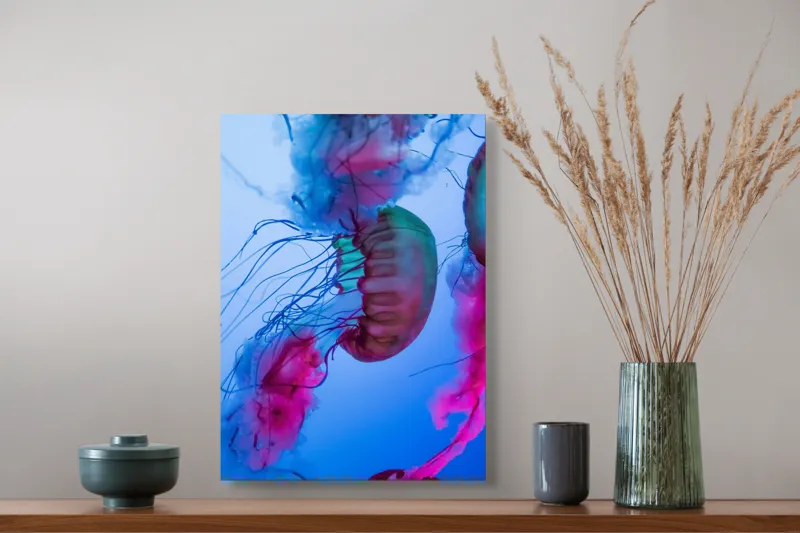 Tablou Canvas, "Dansul meduzelor în lumina oceanului", Meduze, Culori, Strălucire, Albastru, Roz, Tentacule, Apă, Lumină, 39 x 54 cm – poza 3