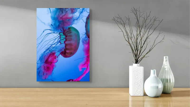 Tablou Canvas, "Dansul meduzelor în lumina oceanului", Meduze, Culori, Strălucire, Albastru, Roz, Tentacule, Apă, Lumină, 39 x 54 cm – poza 4
