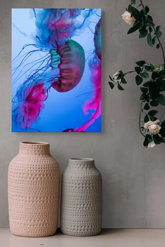 Tablou Canvas, "Dansul meduzelor în lumina oceanului", Meduze, Culori, Strălucire, Albastru, Roz, Tentacule, Apă, Lumină, 39 x 54 cm – poza 6