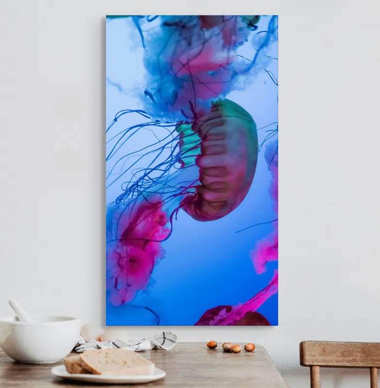 Tablou Canvas, "Dansul meduzelor în lumina oceanului", Meduze, Culori, Strălucire, Albastru, Roz, Tentacule, Apă, Lumină, 50 x 90 cm – poza 3