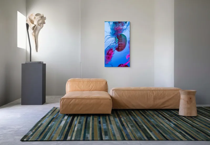 Tablou Canvas, "Dansul meduzelor în lumina oceanului", Meduze, Culori, Strălucire, Albastru, Roz, Tentacule, Apă, Lumină, 50 x 90 cm – poza 5