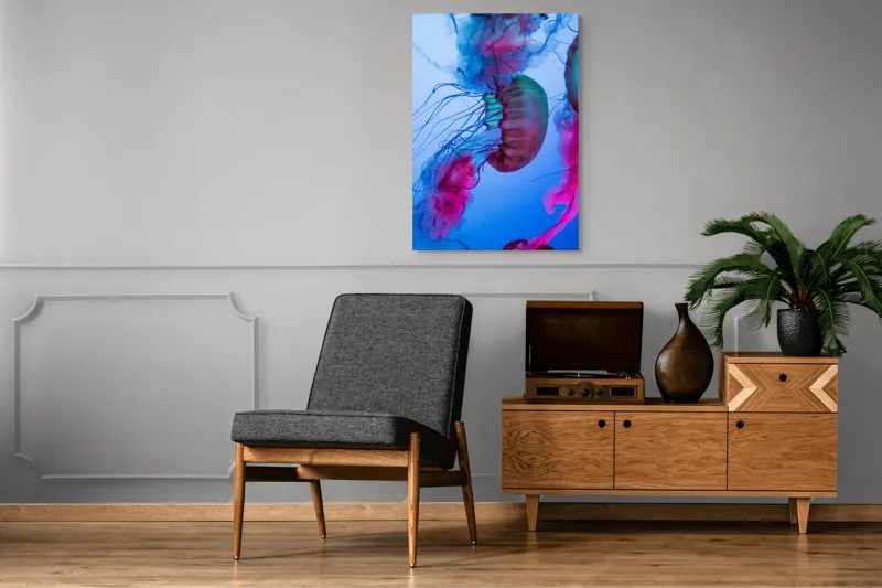Tablou Canvas, "Dansul meduzelor în lumina oceanului", Meduze, Culori, Strălucire, Albastru, Roz, Tentacule, Apă, Lumină, 70 x 100 cm – poza 6