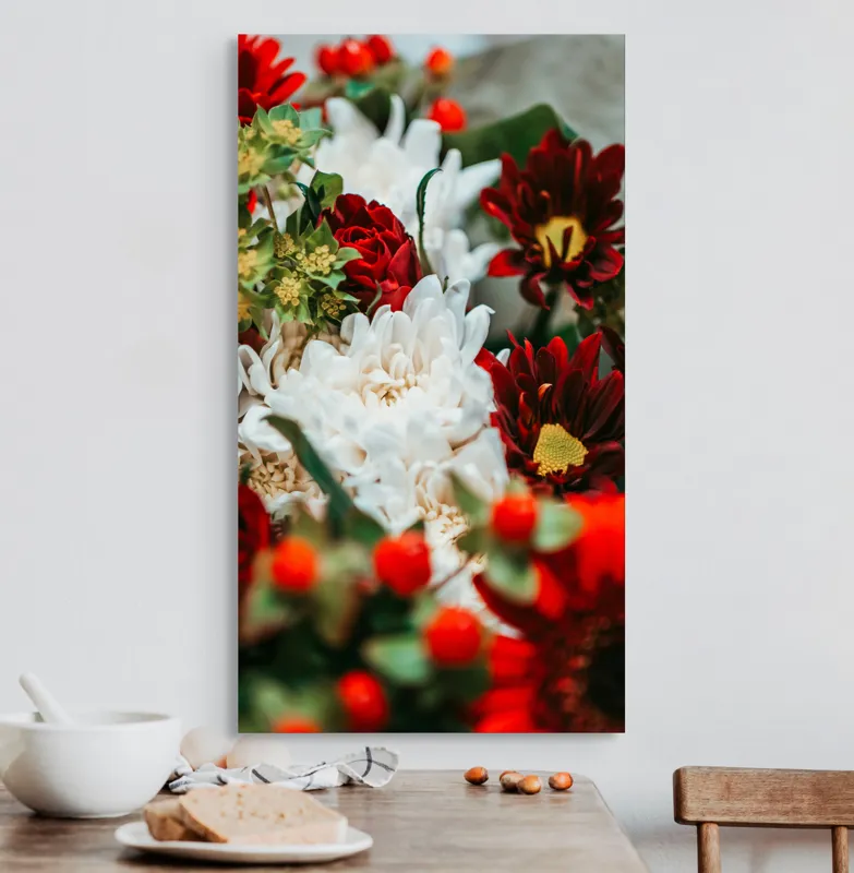 Tablou Canvas, "Roșu și alb în armonie florală", Flori, Roșu, Alb, Petale, Frunze, Natură, Frumusețe, Textură, 50 x 90 cm – poza 3