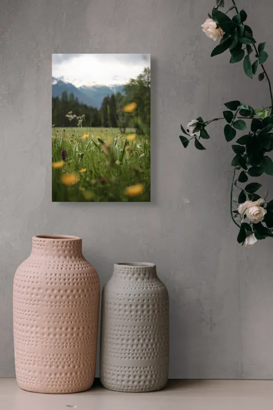 Tablou Canvas, "Flori de munte sub cer înnorat", Flori, Munte, Verdeață, Cer, Natural, Natura, Peisaj, Pajiște, Sălbăticie, Răcoare, 26 x 39 cm – poza 6