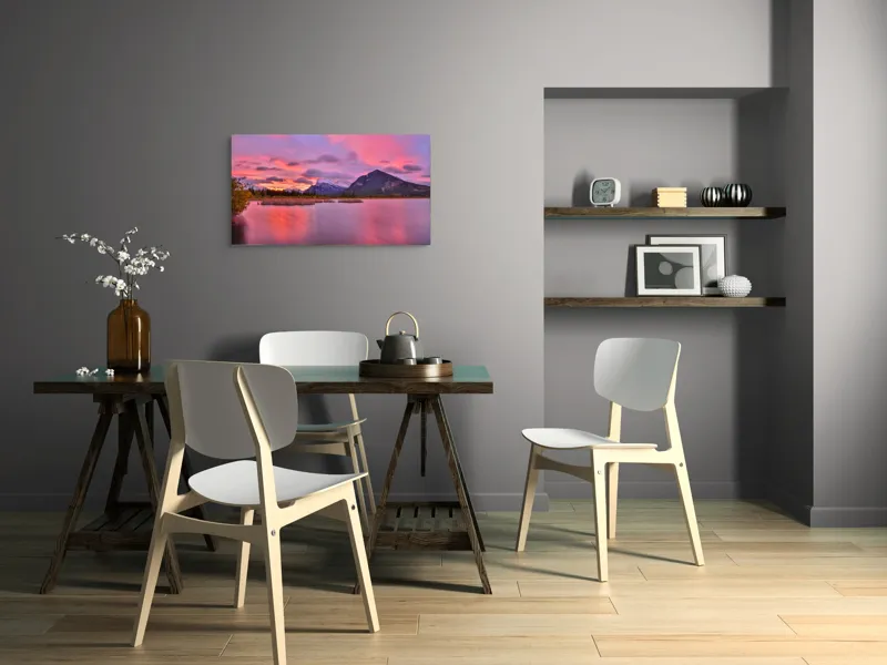 Tablou Canvas, "Apus miraculos peste munții înzăpeziți", Apus, Munți, Reflecție, Cer, Nori, Lac, Serenitate, Pădure, Roz, Pastel, 90 x 50 cm – poza 3