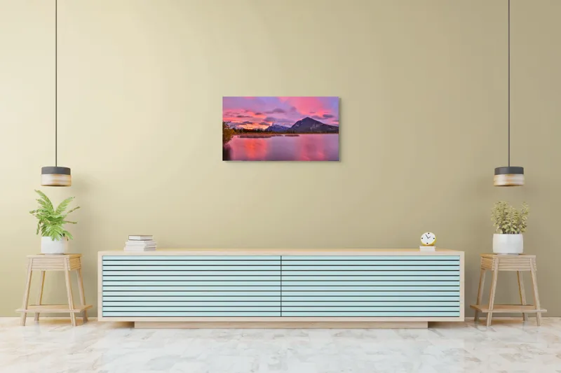 Tablou Canvas, "Apus miraculos peste munții înzăpeziți", Apus, Munți, Reflecție, Cer, Nori, Lac, Serenitate, Pădure, Roz, Pastel, 90 x 50 cm – poza 5