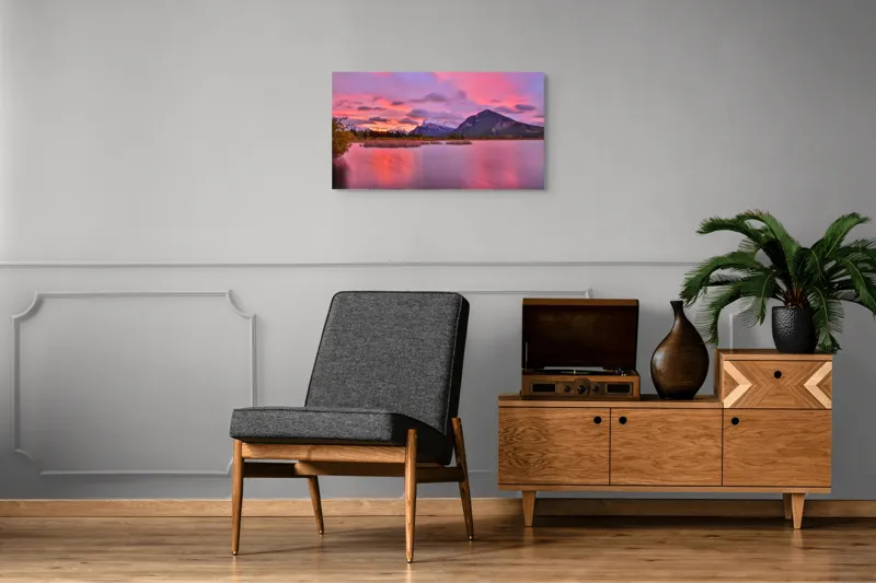 Tablou Canvas, "Apus miraculos peste munții înzăpeziți", Apus, Munți, Reflecție, Cer, Nori, Lac, Serenitate, Pădure, Roz, Pastel, 90 x 50 cm – poza 6