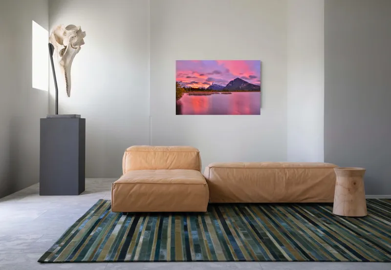 Tablou Canvas, "Apus miraculos peste munții înzăpeziți", Apus, Munți, Reflecție, Cer, Nori, Lac, Serenitate, Pădure, Roz, Pastel, 90 x 50 cm – poza 8