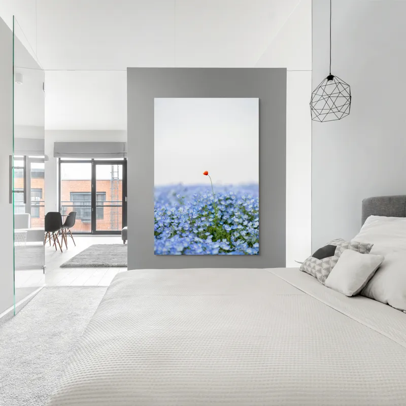 Tablou Canvas, "Floarea roșie într-un ocean albastru", Floare, Solitară, Roșie, Contrast, Albastru, Câmp, Delicat, Natură, Frumusețe, Seninătate., 100 x 150 cm – poza 5
