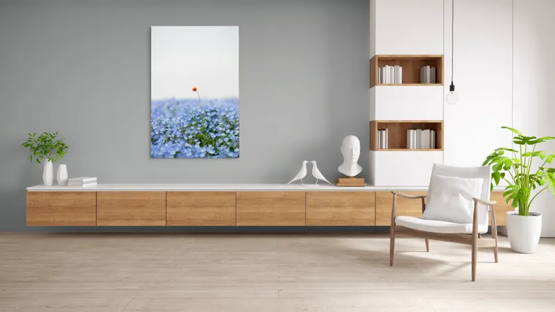 Tablou Canvas, "Floarea roșie într-un ocean albastru", Floare, Solitară, Roșie, Contrast, Albastru, Câmp, Delicat, Natură, Frumusețe, Seninătate., 100 x 150 cm – poza 8