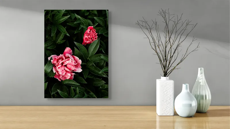 Tablou Canvas, "Plante și flori după ploaie", Flori, Frunze, Picături, Verde, Roz, Boboc, Proaspete, Umbră, Textură, Naturaleţe, 39 x 54 cm – poza 4
