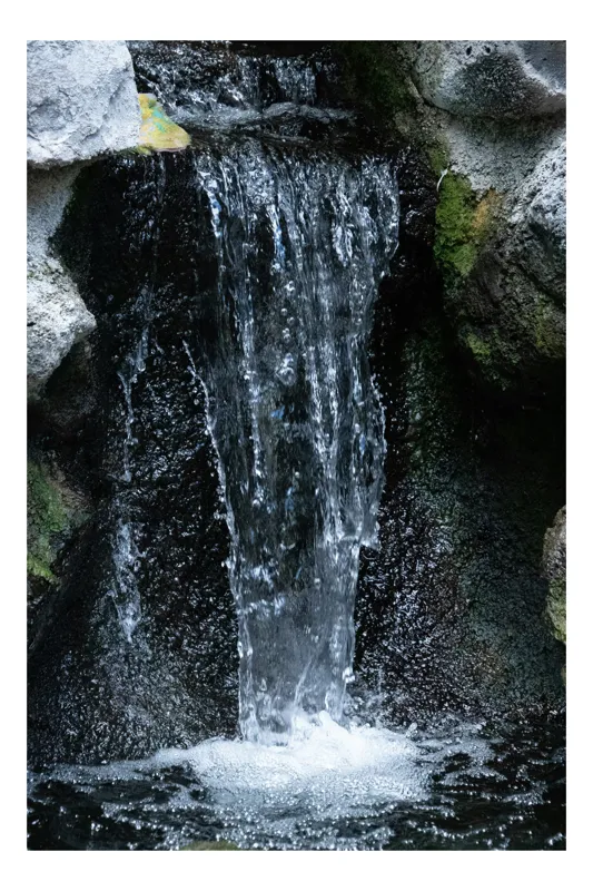 Tablou Canvas, "Cascada liniștită printre stânci verzi", Cascade, Apă, Rocă, Vegetație, Natură, Flux, Răcorire, Spumă, Ploaie, Curgere, 50 x 50 cm