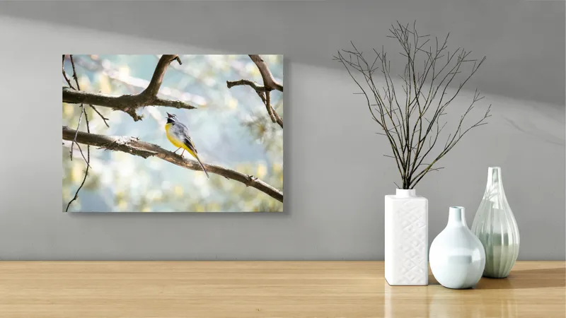 Tablou Canvas, "Măiastra cântecelor în crângul verde", Pasăre, Crengi, Cântând, Pădure, Penaj, Galben, Gri, Natură, Lumină, Ambient., 54 x 39 cm – poza 3
