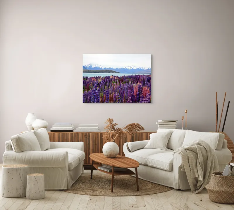 Tablou Canvas, "Flori sălbatice cu munți înzăpeziți", Flori, Munți, Lac, Peisaj, Vară, Natură, Albastru, Roz, Vârfuri, Cer, Serpentine, Magnificență, Splendoare, Liniște, Culoare, 100 x 70 cm – poza 3