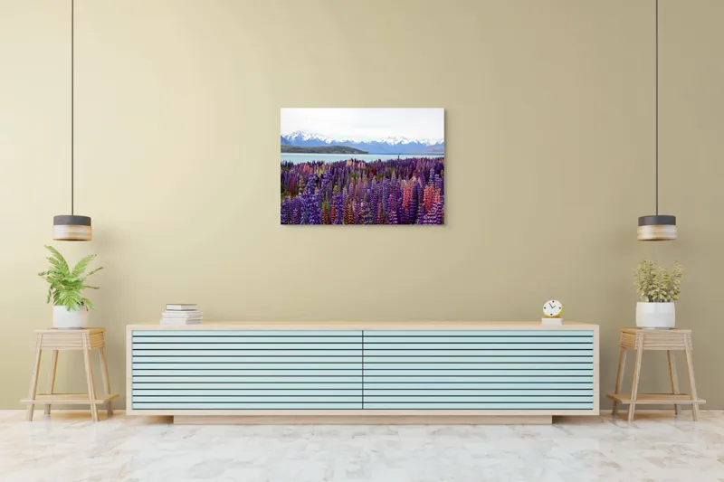 Tablou Canvas, "Flori sălbatice cu munți înzăpeziți", Flori, Munți, Lac, Peisaj, Vară, Natură, Albastru, Roz, Vârfuri, Cer, Serpentine, Magnificență, Splendoare, Liniște, Culoare, 100 x 70 cm – poza 4