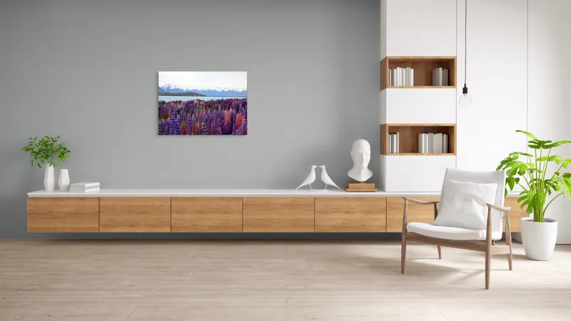Tablou Canvas, "Flori sălbatice cu munți înzăpeziți", Flori, Munți, Lac, Peisaj, Vară, Natură, Albastru, Roz, Vârfuri, Cer, Serpentine, Magnificență, Splendoare, Liniște, Culoare, 100 x 70 cm – poza 6