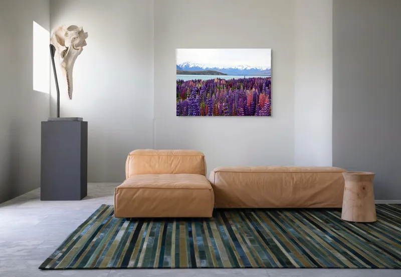 Tablou Canvas, "Flori sălbatice cu munți înzăpeziți", Flori, Munți, Lac, Peisaj, Vară, Natură, Albastru, Roz, Vârfuri, Cer, Serpentine, Magnificență, Splendoare, Liniște, Culoare, 100 x 70 cm – poza 7