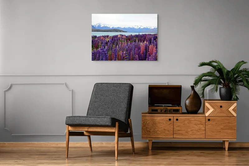 Tablou Canvas, "Flori sălbatice cu munți înzăpeziți", Flori, Munți, Lac, Peisaj, Vară, Natură, Albastru, Roz, Vârfuri, Cer, Serpentine, Magnificență, Splendoare, Liniște, Culoare, 100 x 70 cm – poza 8