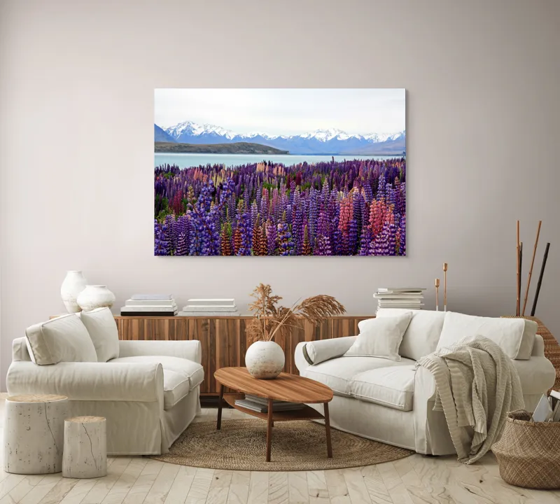 Tablou Canvas, "Flori sălbatice cu munți înzăpeziți", Flori, Munți, Lac, Peisaj, Vară, Natură, Albastru, Roz, Vârfuri, Cer, Serpentine, Magnificență, Splendoare, Liniște, Culoare, 150 x 100 cm – poza 3