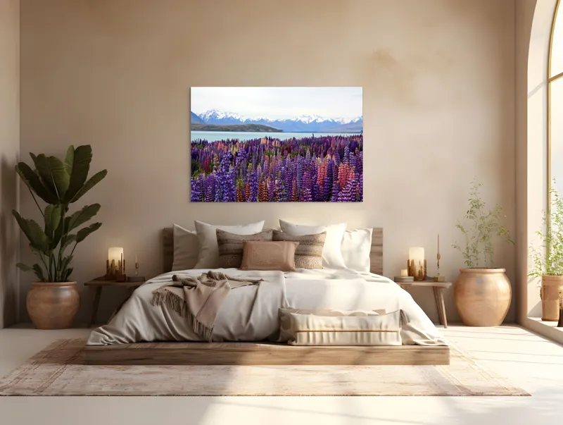 Tablou Canvas, "Flori sălbatice cu munți înzăpeziți", Flori, Munți, Lac, Peisaj, Vară, Natură, Albastru, Roz, Vârfuri, Cer, Serpentine, Magnificență, Splendoare, Liniște, Culoare, 150 x 100 cm – poza 4