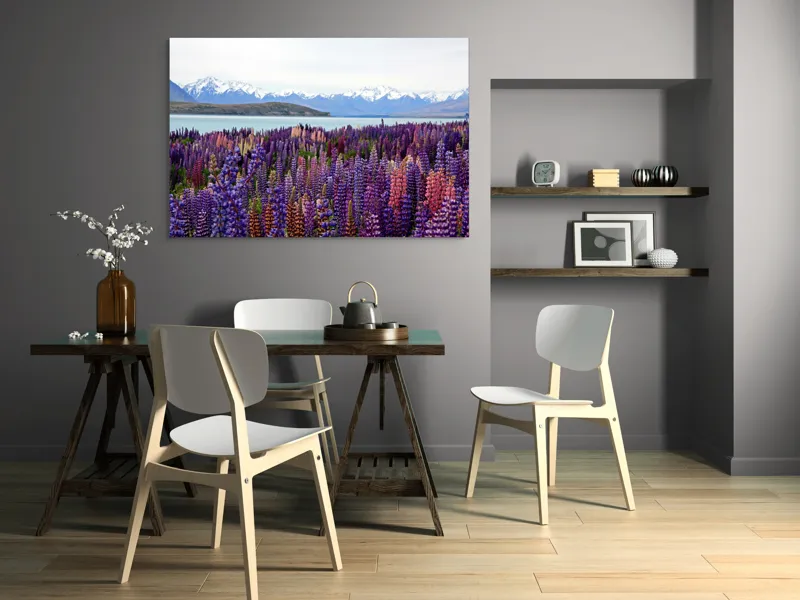 Tablou Canvas, "Flori sălbatice cu munți înzăpeziți", Flori, Munți, Lac, Peisaj, Vară, Natură, Albastru, Roz, Vârfuri, Cer, Serpentine, Magnificență, Splendoare, Liniște, Culoare, 150 x 100 cm – poza 5