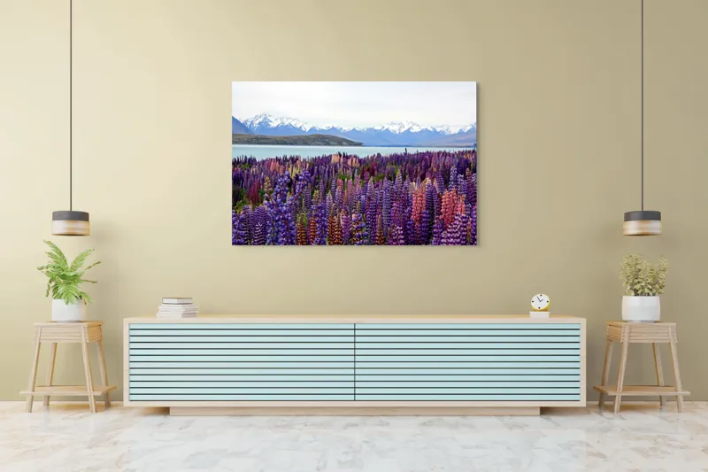 Tablou Canvas, "Flori sălbatice cu munți înzăpeziți", Flori, Munți, Lac, Peisaj, Vară, Natură, Albastru, Roz, Vârfuri, Cer, Serpentine, Magnificență, Splendoare, Liniște, Culoare, 150 x 100 cm – poza 6