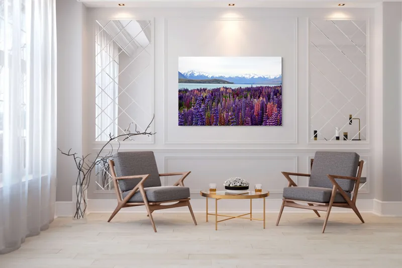 Tablou Canvas, "Flori sălbatice cu munți înzăpeziți", Flori, Munți, Lac, Peisaj, Vară, Natură, Albastru, Roz, Vârfuri, Cer, Serpentine, Magnificență, Splendoare, Liniște, Culoare, 150 x 100 cm – poza 7