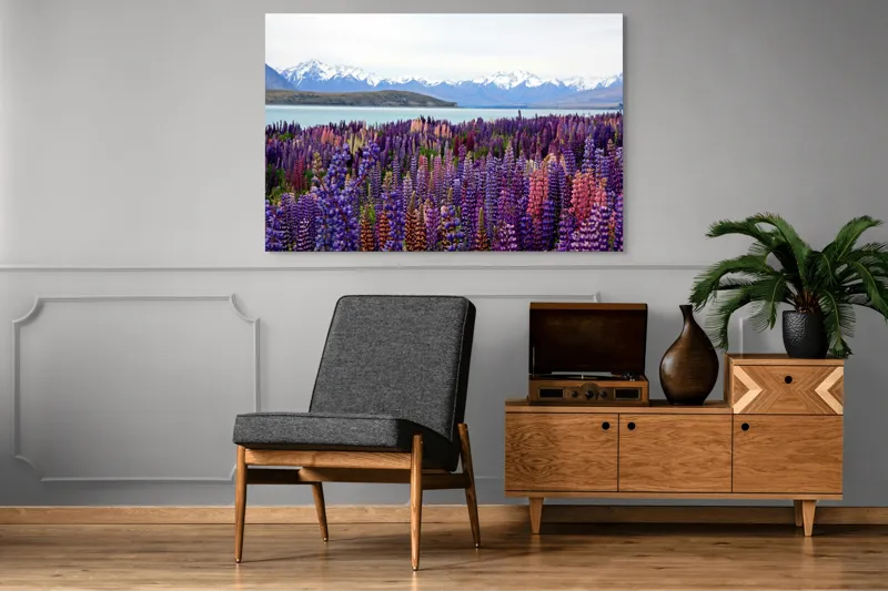 Tablou Canvas, "Flori sălbatice cu munți înzăpeziți", Flori, Munți, Lac, Peisaj, Vară, Natură, Albastru, Roz, Vârfuri, Cer, Serpentine, Magnificență, Splendoare, Liniște, Culoare, 150 x 100 cm – poza 8