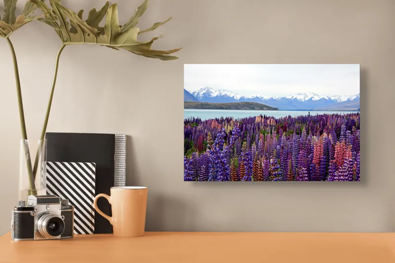 Tablou Canvas, "Flori sălbatice cu munți înzăpeziți", Flori, Munți, Lac, Peisaj, Vară, Natură, Albastru, Roz, Vârfuri, Cer, Serpentine, Magnificență, Splendoare, Liniște, Culoare, 39 x 26 cm – poza 3