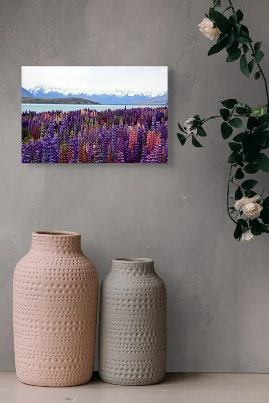 Tablou Canvas, "Flori sălbatice cu munți înzăpeziți", Flori, Munți, Lac, Peisaj, Vară, Natură, Albastru, Roz, Vârfuri, Cer, Serpentine, Magnificență, Splendoare, Liniște, Culoare, 39 x 26 cm – poza 4