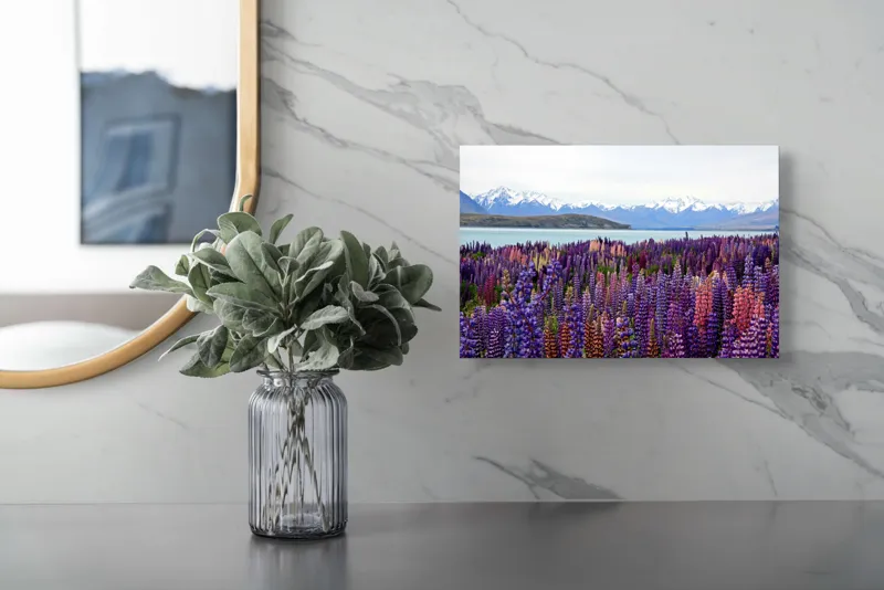 Tablou Canvas, "Flori sălbatice cu munți înzăpeziți", Flori, Munți, Lac, Peisaj, Vară, Natură, Albastru, Roz, Vârfuri, Cer, Serpentine, Magnificență, Splendoare, Liniște, Culoare, 39 x 26 cm – poza 5