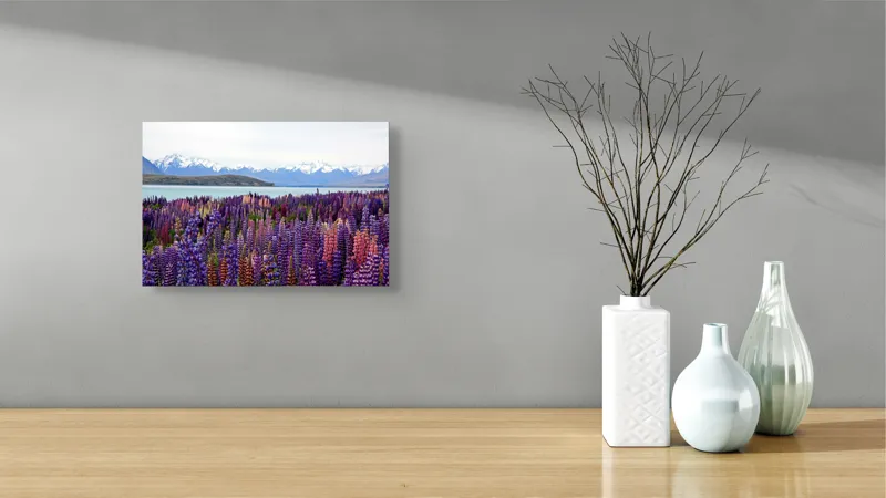 Tablou Canvas, "Flori sălbatice cu munți înzăpeziți", Flori, Munți, Lac, Peisaj, Vară, Natură, Albastru, Roz, Vârfuri, Cer, Serpentine, Magnificență, Splendoare, Liniște, Culoare, 39 x 26 cm – poza 8