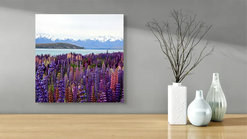 Tablou Canvas, "Flori sălbatice cu munți înzăpeziți", Flori, Munți, Lac, Peisaj, Vară, Natură, Albastru, Roz, Vârfuri, Cer, Serpentine, Magnificență, Splendoare, Liniște, Culoare, 50 x 50 cm – poza 3