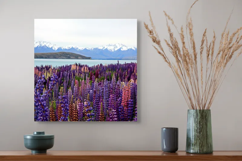 Tablou Canvas, "Flori sălbatice cu munți înzăpeziți", Flori, Munți, Lac, Peisaj, Vară, Natură, Albastru, Roz, Vârfuri, Cer, Serpentine, Magnificență, Splendoare, Liniște, Culoare, 50 x 50 cm – poza 4