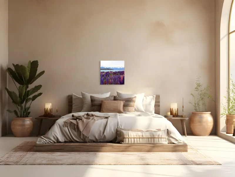 Tablou Canvas, "Flori sălbatice cu munți înzăpeziți", Flori, Munți, Lac, Peisaj, Vară, Natură, Albastru, Roz, Vârfuri, Cer, Serpentine, Magnificență, Splendoare, Liniște, Culoare, 50 x 50 cm – poza 5