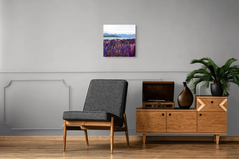 Tablou Canvas, "Flori sălbatice cu munți înzăpeziți", Flori, Munți, Lac, Peisaj, Vară, Natură, Albastru, Roz, Vârfuri, Cer, Serpentine, Magnificență, Splendoare, Liniște, Culoare, 50 x 50 cm – poza 6