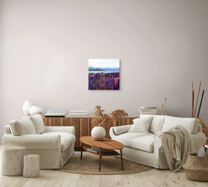 Tablou Canvas, "Flori sălbatice cu munți înzăpeziți", Flori, Munți, Lac, Peisaj, Vară, Natură, Albastru, Roz, Vârfuri, Cer, Serpentine, Magnificență, Splendoare, Liniște, Culoare, 50 x 50 cm – poza 7