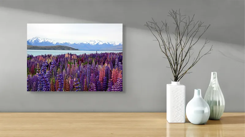 Tablou Canvas, "Flori sălbatice cu munți înzăpeziți", Flori, Munți, Lac, Peisaj, Vară, Natură, Albastru, Roz, Vârfuri, Cer, Serpentine, Magnificență, Splendoare, Liniște, Culoare, 54 x 39 cm – poza 3