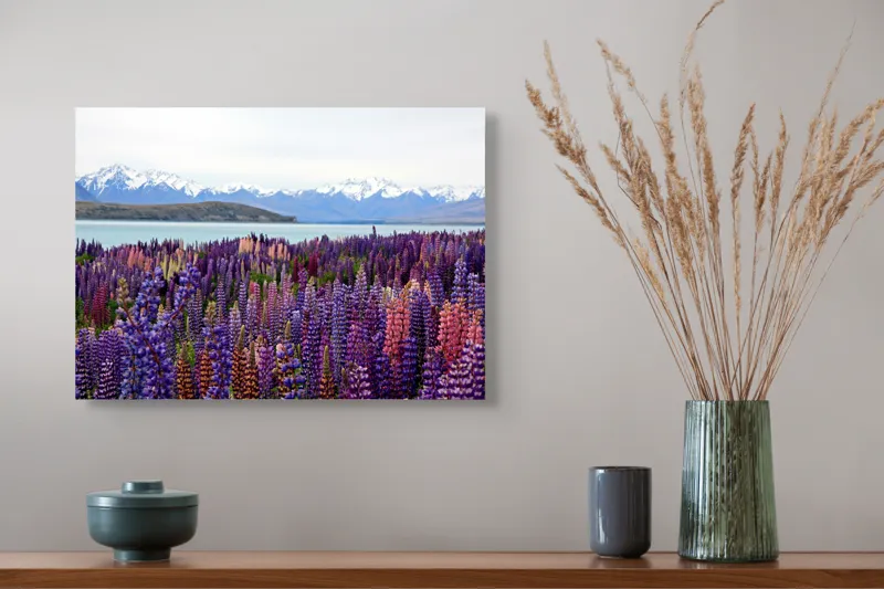 Tablou Canvas, "Flori sălbatice cu munți înzăpeziți", Flori, Munți, Lac, Peisaj, Vară, Natură, Albastru, Roz, Vârfuri, Cer, Serpentine, Magnificență, Splendoare, Liniște, Culoare, 54 x 39 cm – poza 4