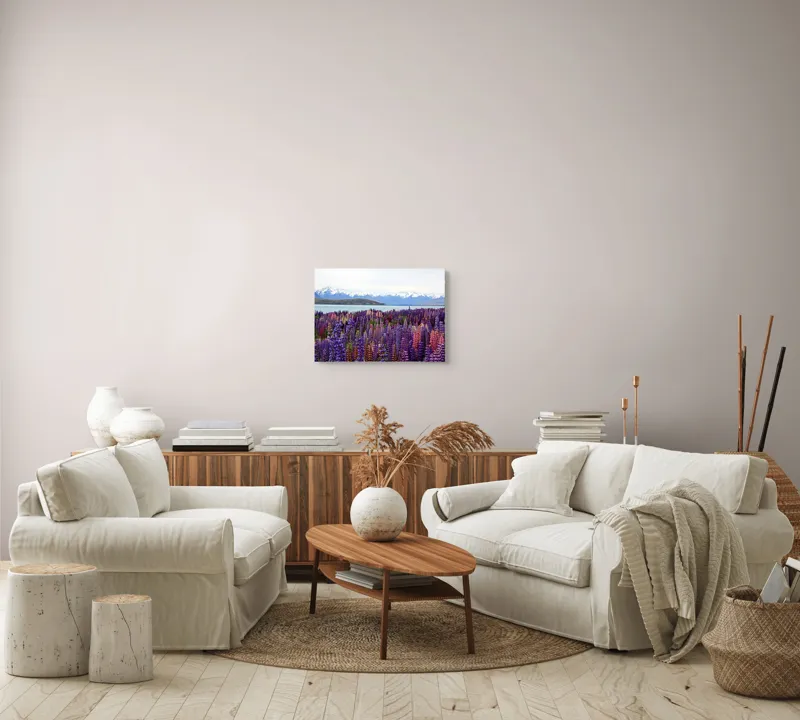Tablou Canvas, "Flori sălbatice cu munți înzăpeziți", Flori, Munți, Lac, Peisaj, Vară, Natură, Albastru, Roz, Vârfuri, Cer, Serpentine, Magnificență, Splendoare, Liniște, Culoare, 54 x 39 cm – poza 5