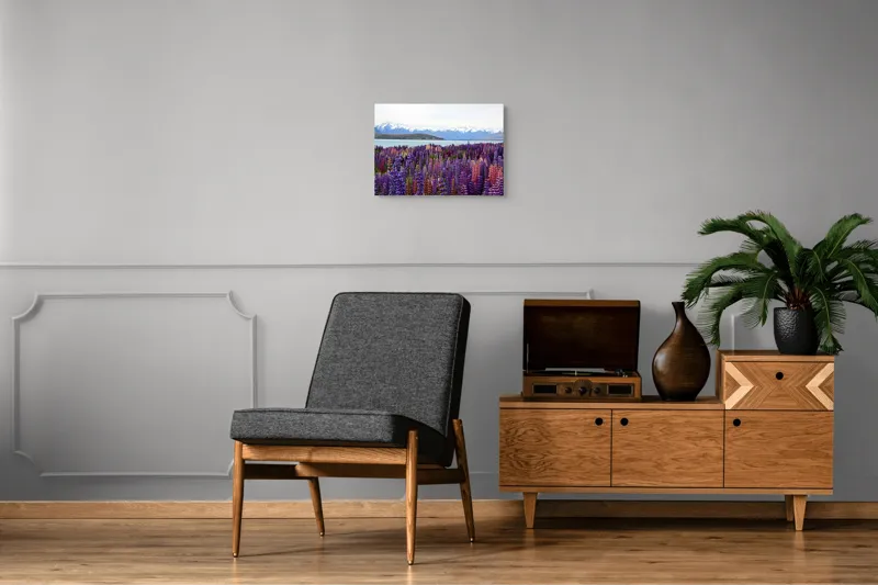 Tablou Canvas, "Flori sălbatice cu munți înzăpeziți", Flori, Munți, Lac, Peisaj, Vară, Natură, Albastru, Roz, Vârfuri, Cer, Serpentine, Magnificență, Splendoare, Liniște, Culoare, 54 x 39 cm – poza 7