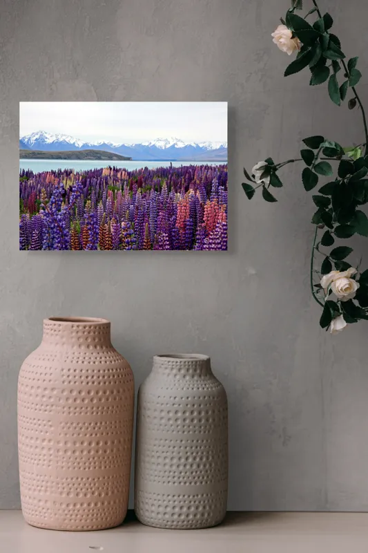 Tablou Canvas, "Flori sălbatice cu munți înzăpeziți", Flori, Munți, Lac, Peisaj, Vară, Natură, Albastru, Roz, Vârfuri, Cer, Serpentine, Magnificență, Splendoare, Liniște, Culoare, 54 x 39 cm – poza 8