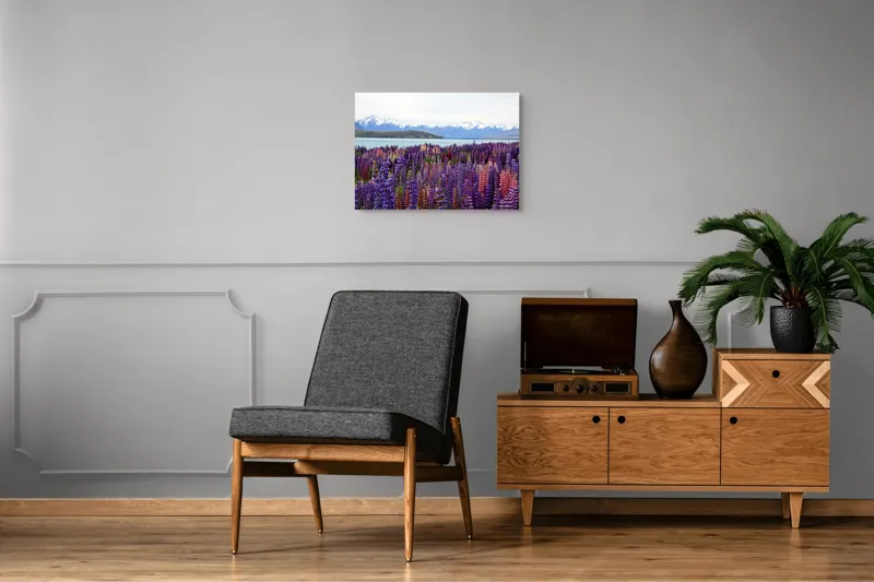 Tablou Canvas, "Flori sălbatice cu munți înzăpeziți", Flori, Munți, Lac, Peisaj, Vară, Natură, Albastru, Roz, Vârfuri, Cer, Serpentine, Magnificență, Splendoare, Liniște, Culoare, 70 x 50 cm – poza 4