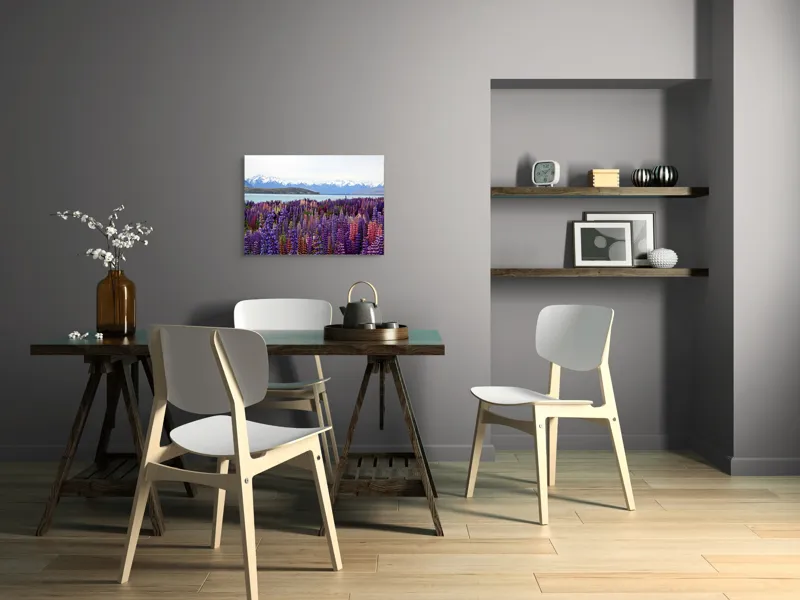 Tablou Canvas, "Flori sălbatice cu munți înzăpeziți", Flori, Munți, Lac, Peisaj, Vară, Natură, Albastru, Roz, Vârfuri, Cer, Serpentine, Magnificență, Splendoare, Liniște, Culoare, 70 x 50 cm – poza 5