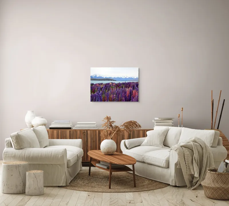 Tablou Canvas, "Flori sălbatice cu munți înzăpeziți", Flori, Munți, Lac, Peisaj, Vară, Natură, Albastru, Roz, Vârfuri, Cer, Serpentine, Magnificență, Splendoare, Liniște, Culoare, 70 x 50 cm – poza 6