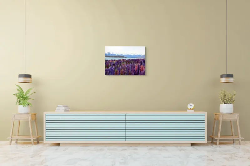 Tablou Canvas, "Flori sălbatice cu munți înzăpeziți", Flori, Munți, Lac, Peisaj, Vară, Natură, Albastru, Roz, Vârfuri, Cer, Serpentine, Magnificență, Splendoare, Liniște, Culoare, 70 x 50 cm – poza 7